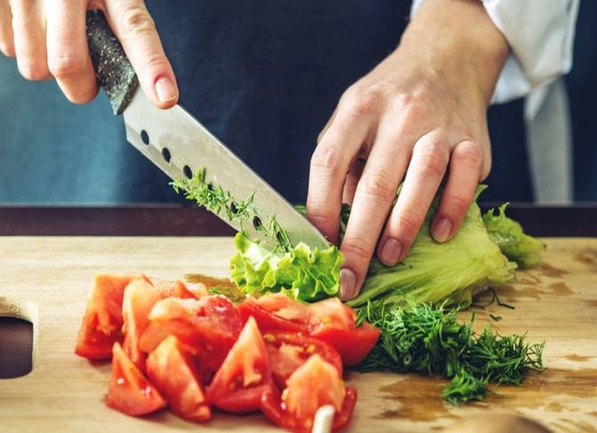 Nen rua sach truoc hay cat thai thuc pham truoc? hinh anh