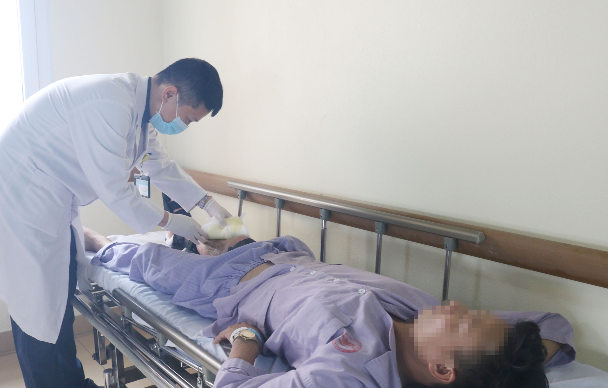 Ganh hau qua vi thoi quen boi dau nong len da hinh anh