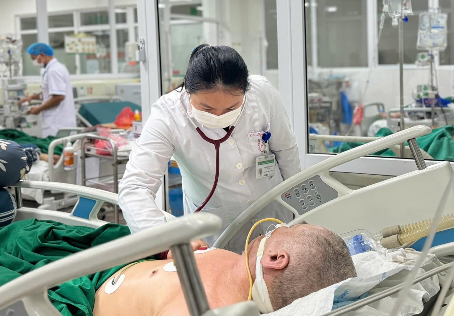 Nhieu nguoi phai cap cuu vi viem phoi hinh anh