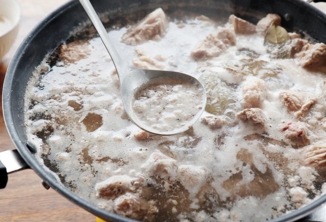 Co nen hot bot khi luoc thit, ham xuong? hinh anh