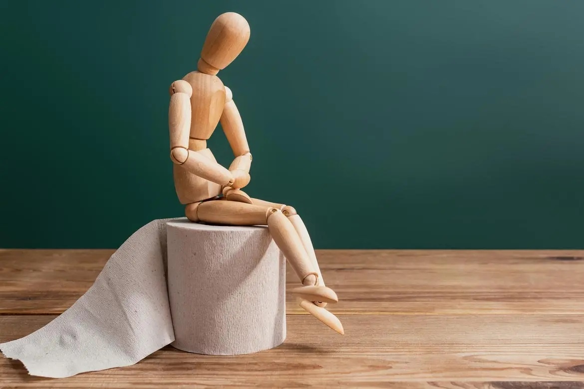 Cach chua tao bon don gian khong can dung thuoc hinh anh