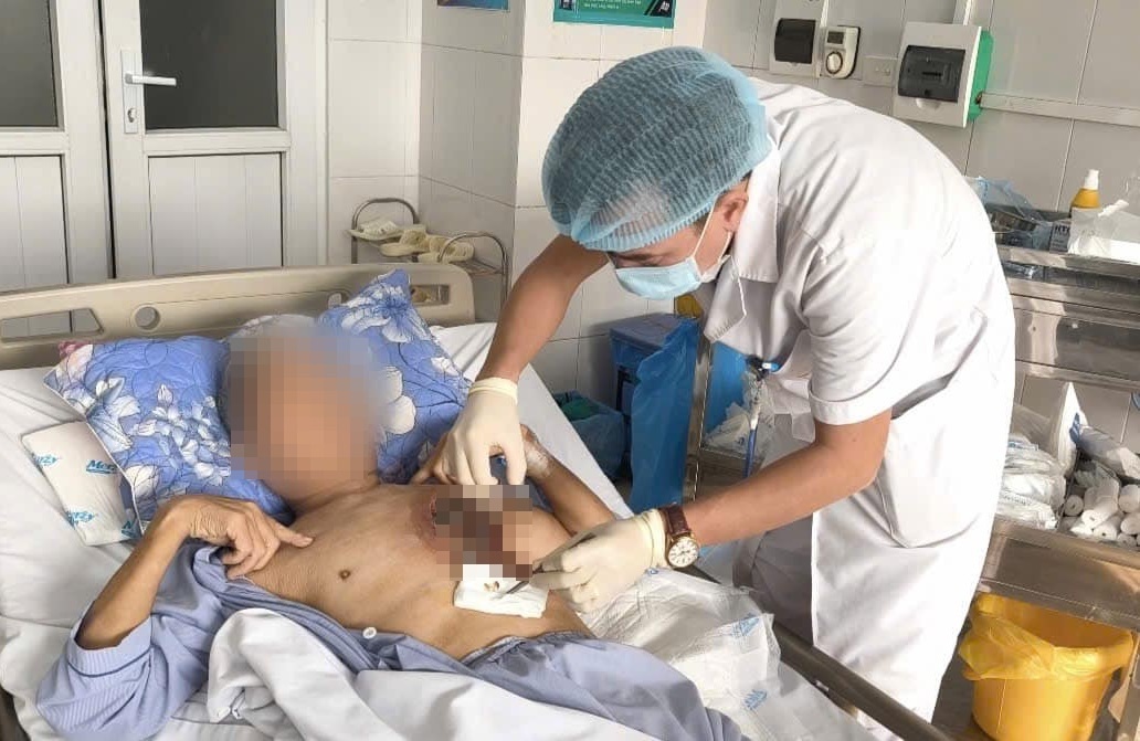 Nguoi dan ong hoai tu mo co nguc sau khi don nghia trang hinh anh