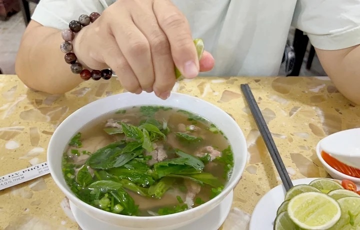 vat chanh vao pho anh 1