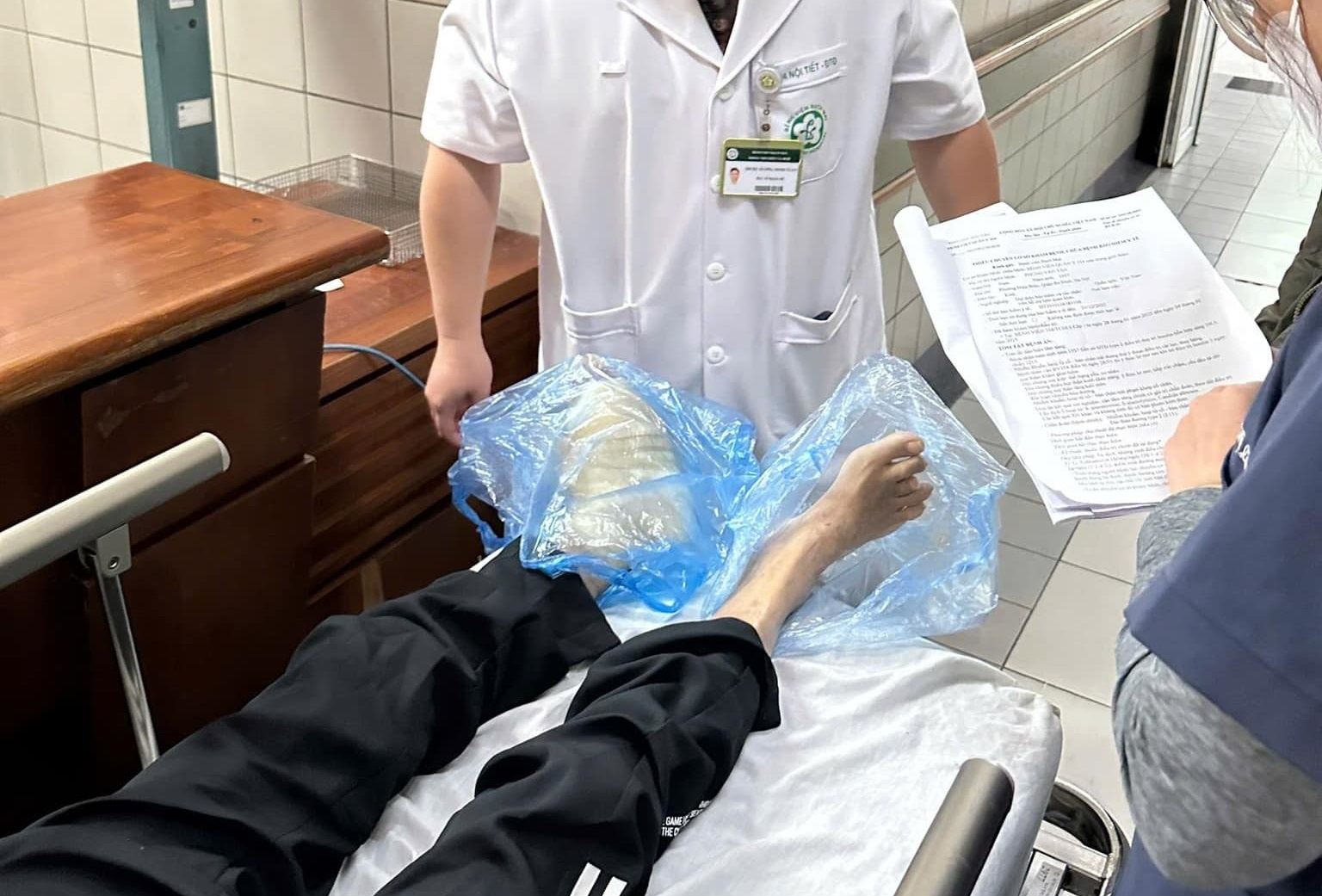 Chan nguoi dan ong boc mui, phai boc nylon khi vao vien cap cuu hinh anh