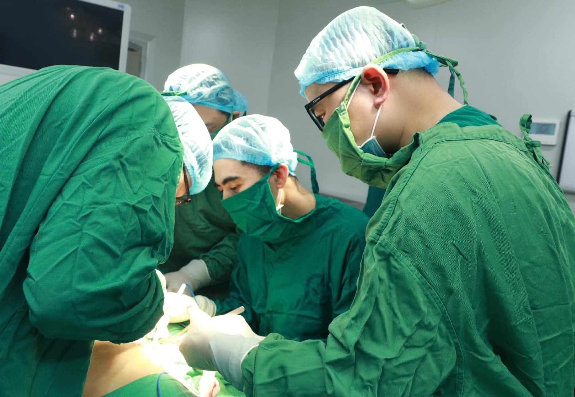 Thay dau hieu bat thuong tren ao, di kham phat hien ung thu hinh anh