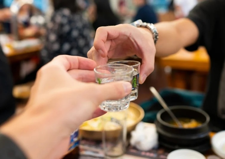 Nhap vien nguy kich vi mot thoi quen chung cua da so dan ong Viet hinh anh