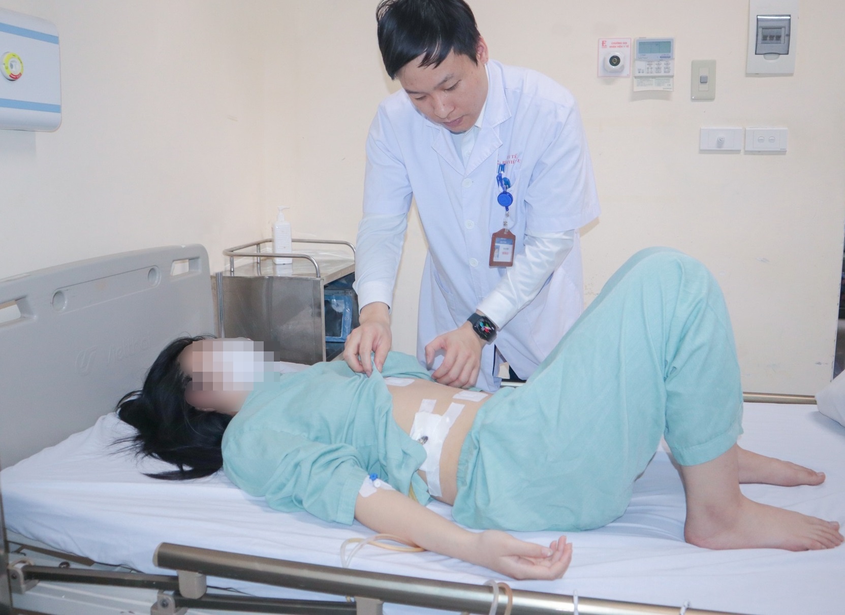 Nu sinh thung ta trang vi ap luc hoc tap hinh anh