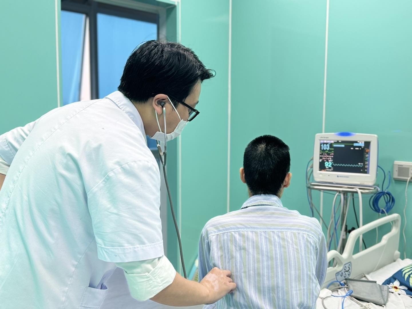 Mau chay o at trong phoi nguoi phu nu hinh anh