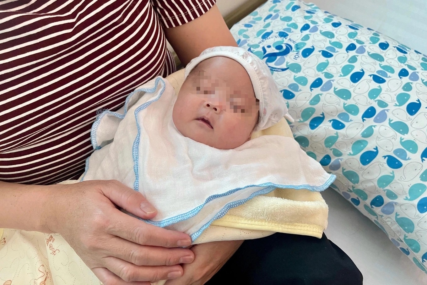 Cuu be sinh non chi nang 900 g, de roi giua duong hinh anh