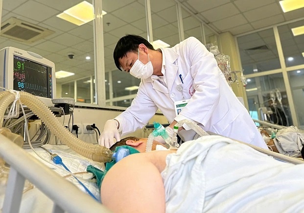 Nguoi phu nu hon me sau bua nhau, phai mo nao cap cuu hinh anh