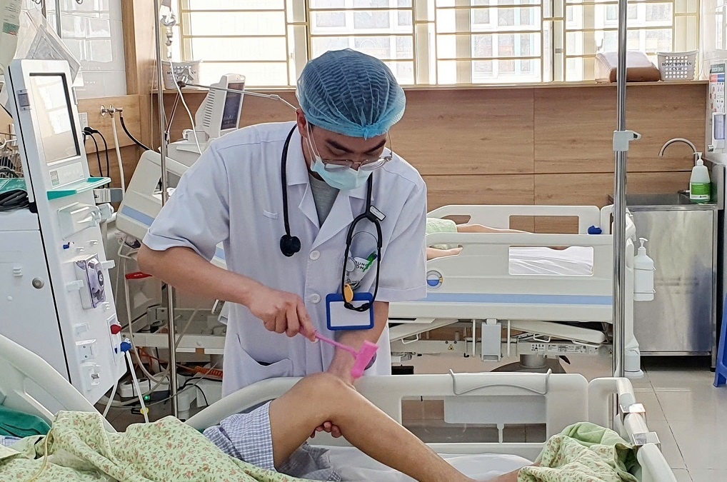 Nguy kich vi uong 'nuoc kiem' chua benh hinh anh