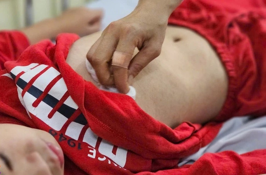 Cha me 'anti vaccine', be gai 4 tuoi ganh hau qua hinh anh