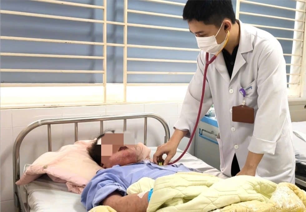 Co gai tre ganh hau qua sau khi tu uong giam dau hinh anh