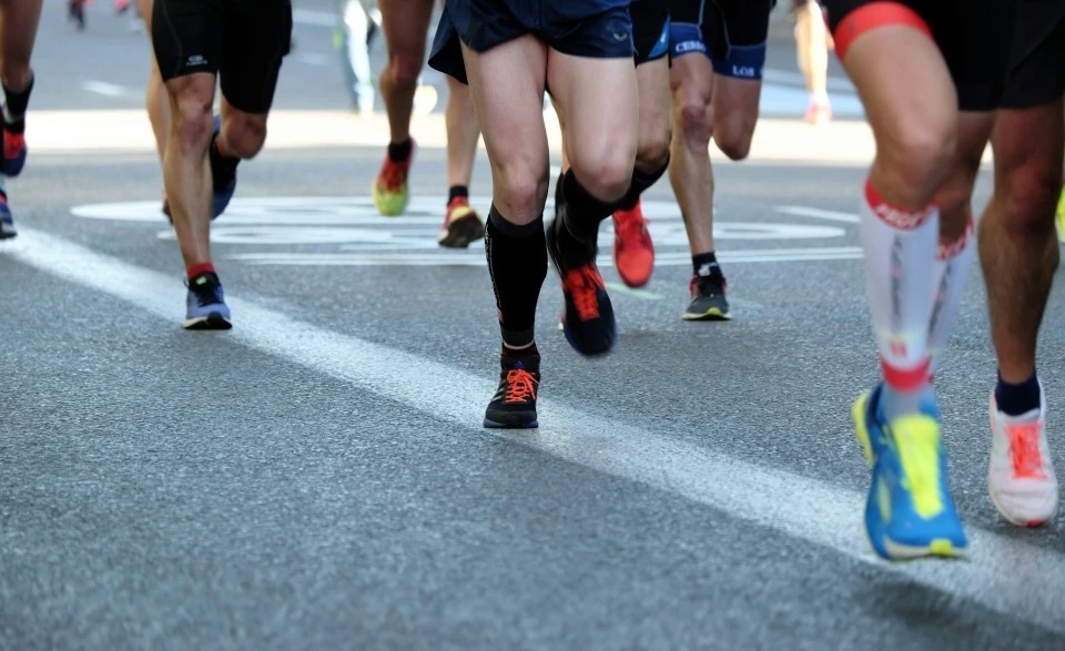 Nga guc tren duong chay marathon vi dieu gi? hinh anh