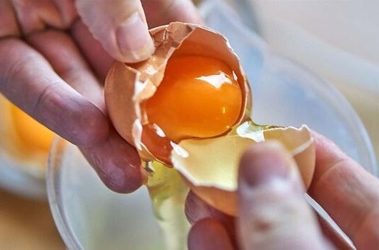 Bac si chi cach an trung an toan khi bi mo mau, huyet ap hinh anh