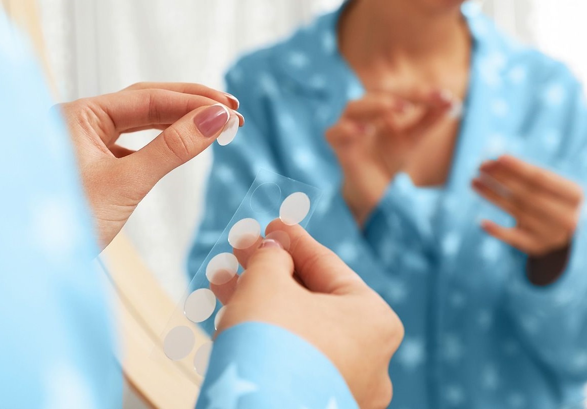 Cach dung mieng dan tri mun trung ca hinh anh