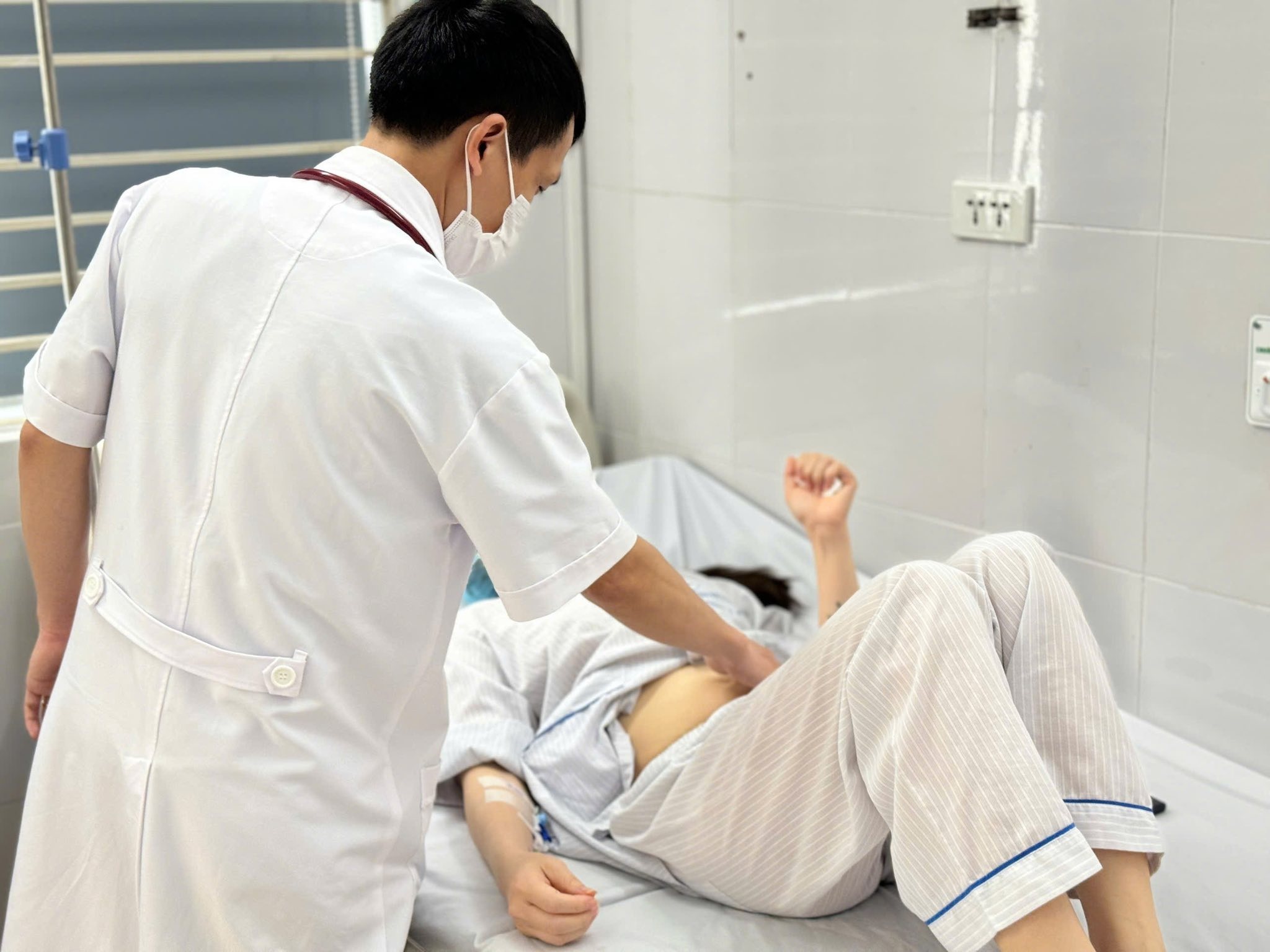 Di 4 benh vien nguoi phu nu moi biet minh mac lao sinh duc hiem gap hinh anh