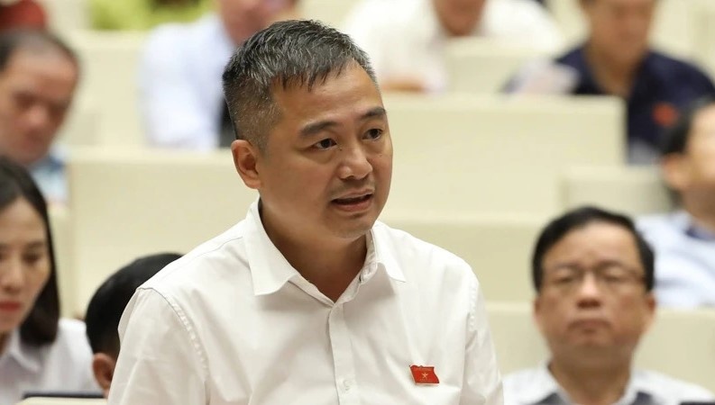 Vi sao lai danh chui nguoi dang cuu chua than nhan cua minh? hinh anh