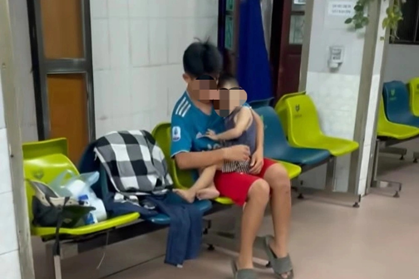 Benh vien len tieng vu yeu cau dong tien moi cho cap cuu hinh anh