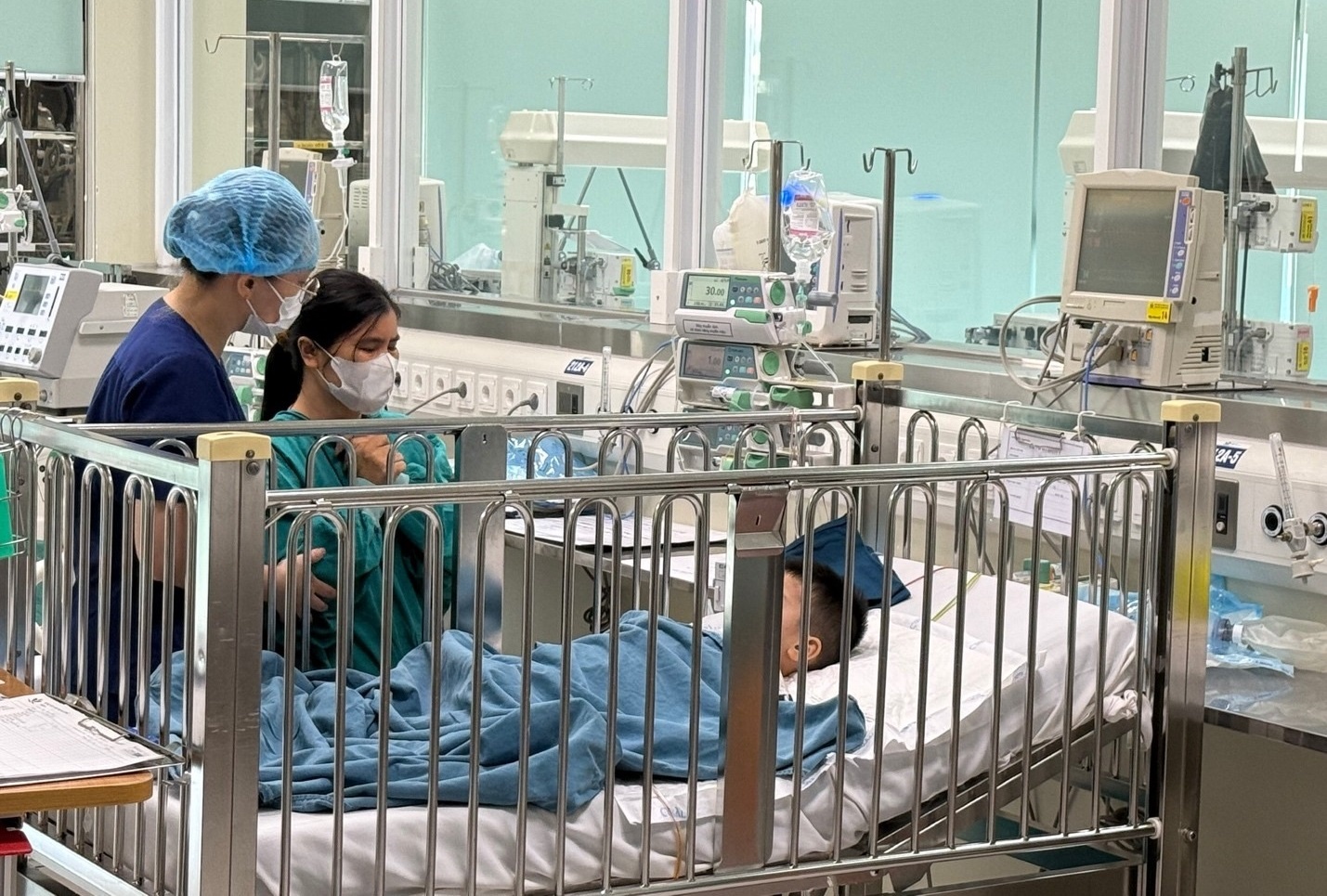 Vu nop du tien moi cap cuu: Bo truong Y te vao cuoc hinh anh