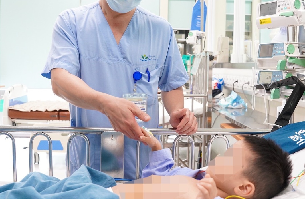 Tinh hinh moi nhat cua benh nhi vu 'nop du tien moi cap cuu' hinh anh