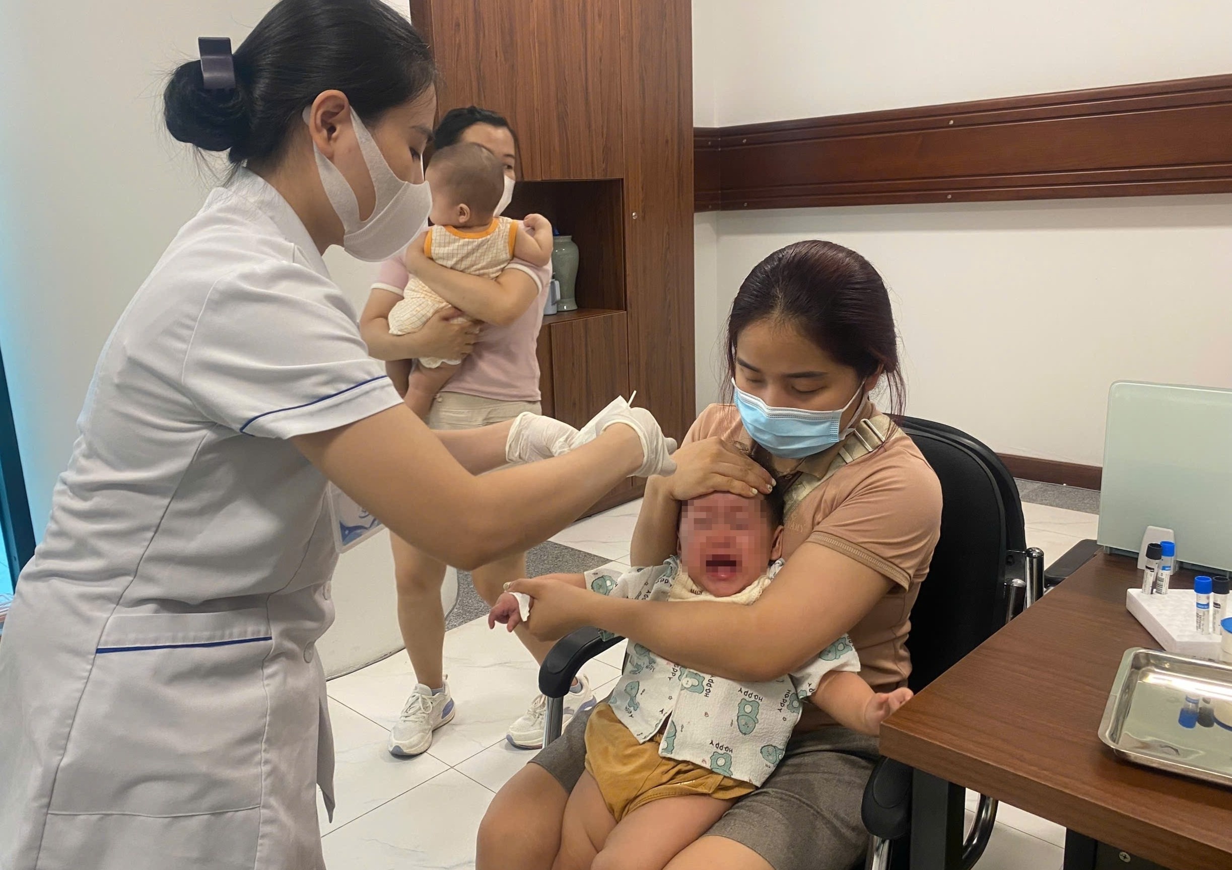 Ha Noi ghi nhan nhieu tre nhap vien vi Covid-19 hinh anh