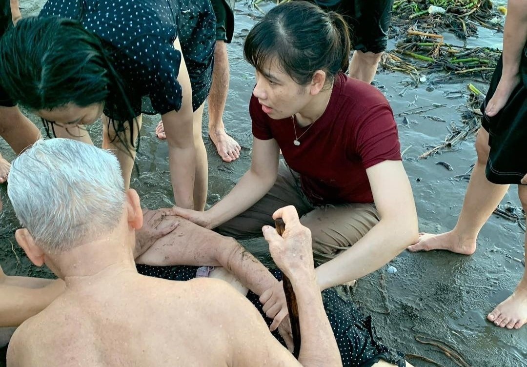 Nu dieu duong kip thoi cuu cu ba duoi nuoc giua bai bien hinh anh