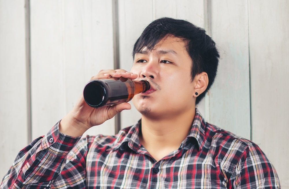 Uong ruou hay bia do hai hon voi nguoi benh gout? hinh anh