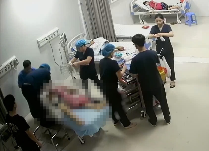 Set danh giua canh dong, mot nguoi dan ong khong qua khoi hinh anh