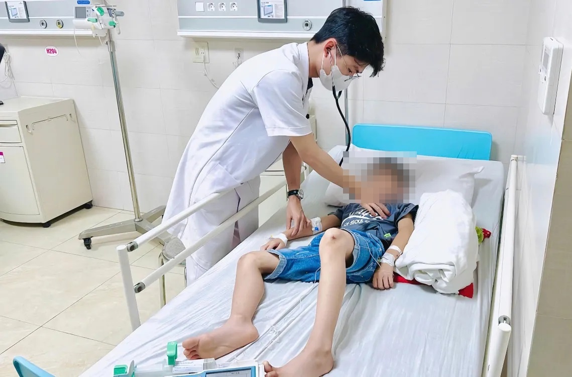 Tuong chi xay xat nhe, be trai bi ton thuong tang sau nguy hiem hinh anh