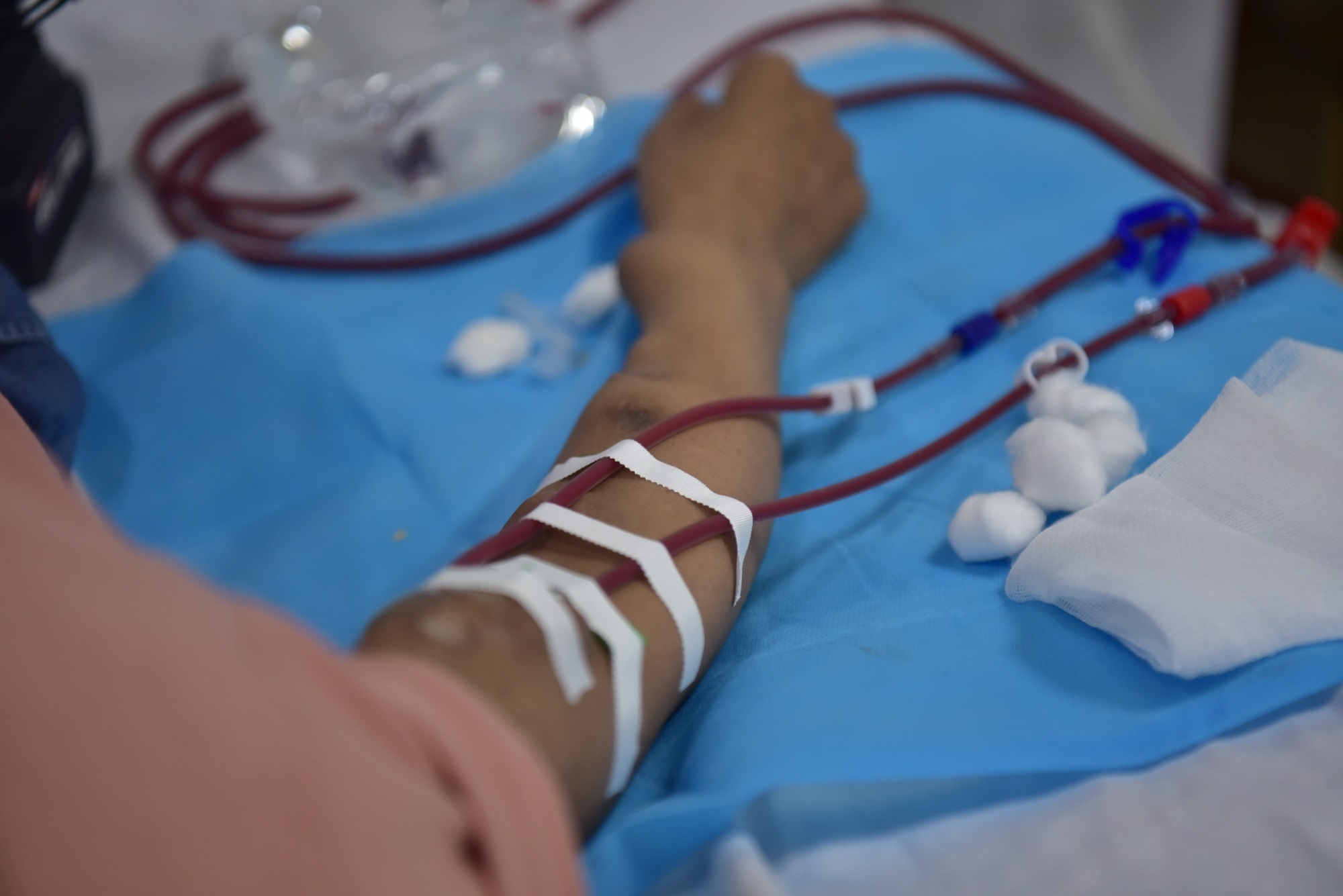 Cap cuu vi tu 'ke don' nuoc tang luc va thuoc giam dau de on thi hinh anh