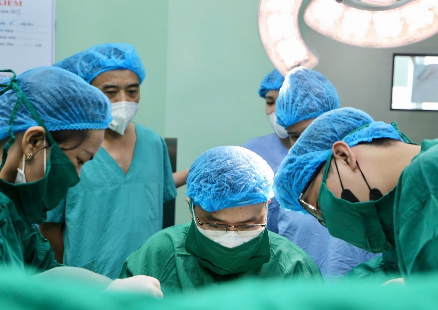 Be gai 10 tuoi co hai tu cung, mot qua than hinh anh