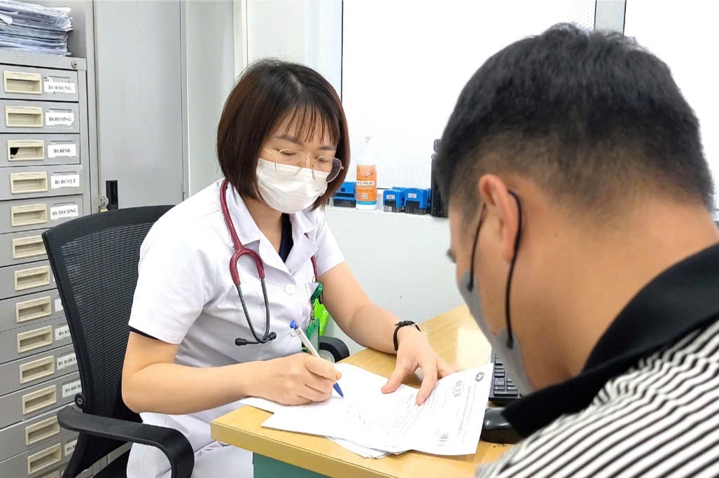 Nam thanh nien 'nuoi' san day dai 3 met vi me an loai rau quen thuoc hinh anh