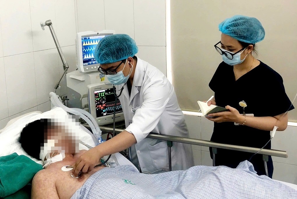 Can benh tuong nhe khien 2 nguoi dan ong nguy kich hinh anh