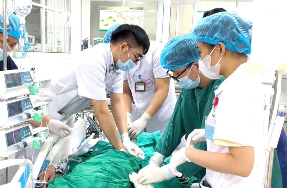 Ngung tim sau bua an long lon, bac si chay dua tung phut cuu hinh anh