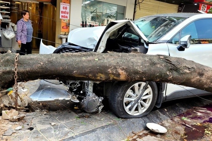 Nu tai xe o to tong loat xe may o Ha Noi: Mot nan nhan tu vong hinh anh