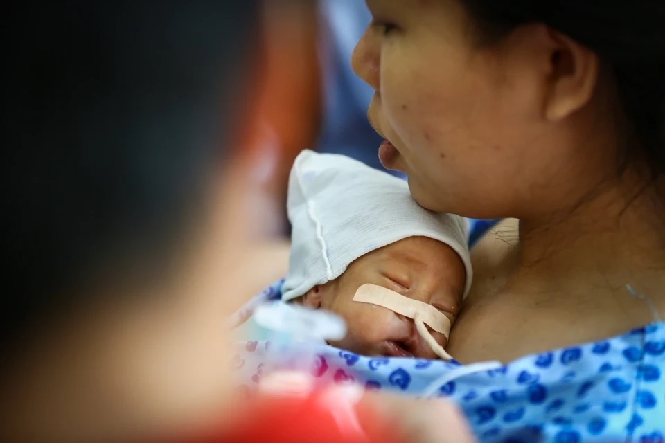 De xuat ho tro tien cho gia dinh sinh con mot be, co 2 con gai hinh anh