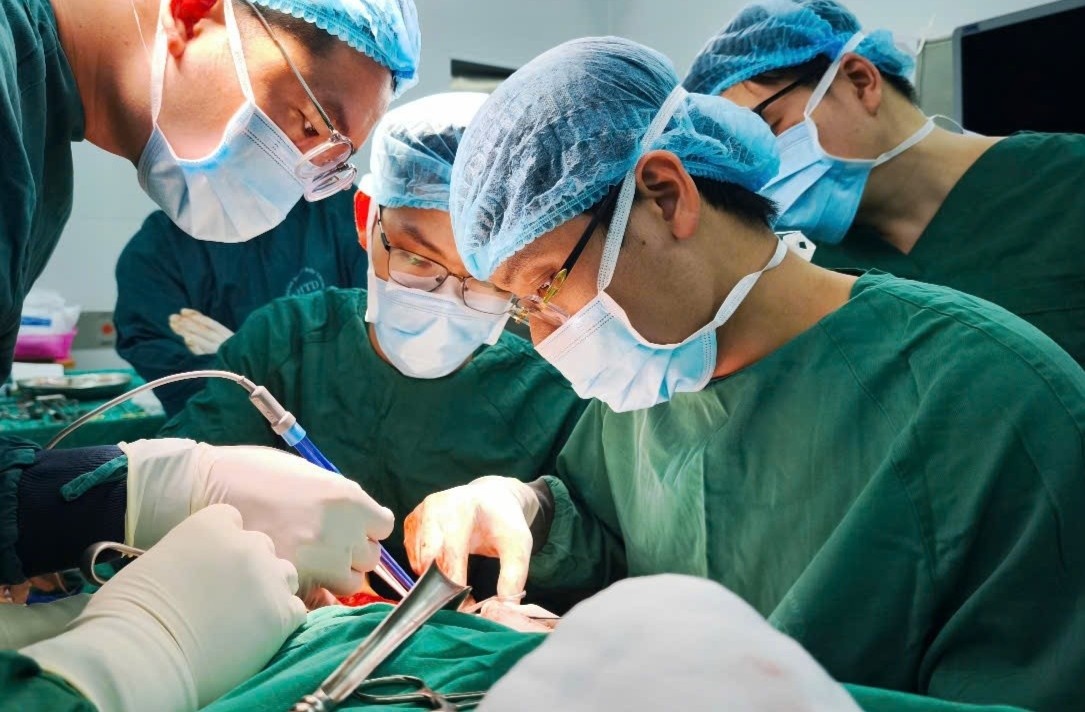 Cu ba bi hoai tu hon nua vung dau do can benh quen thuoc hinh anh