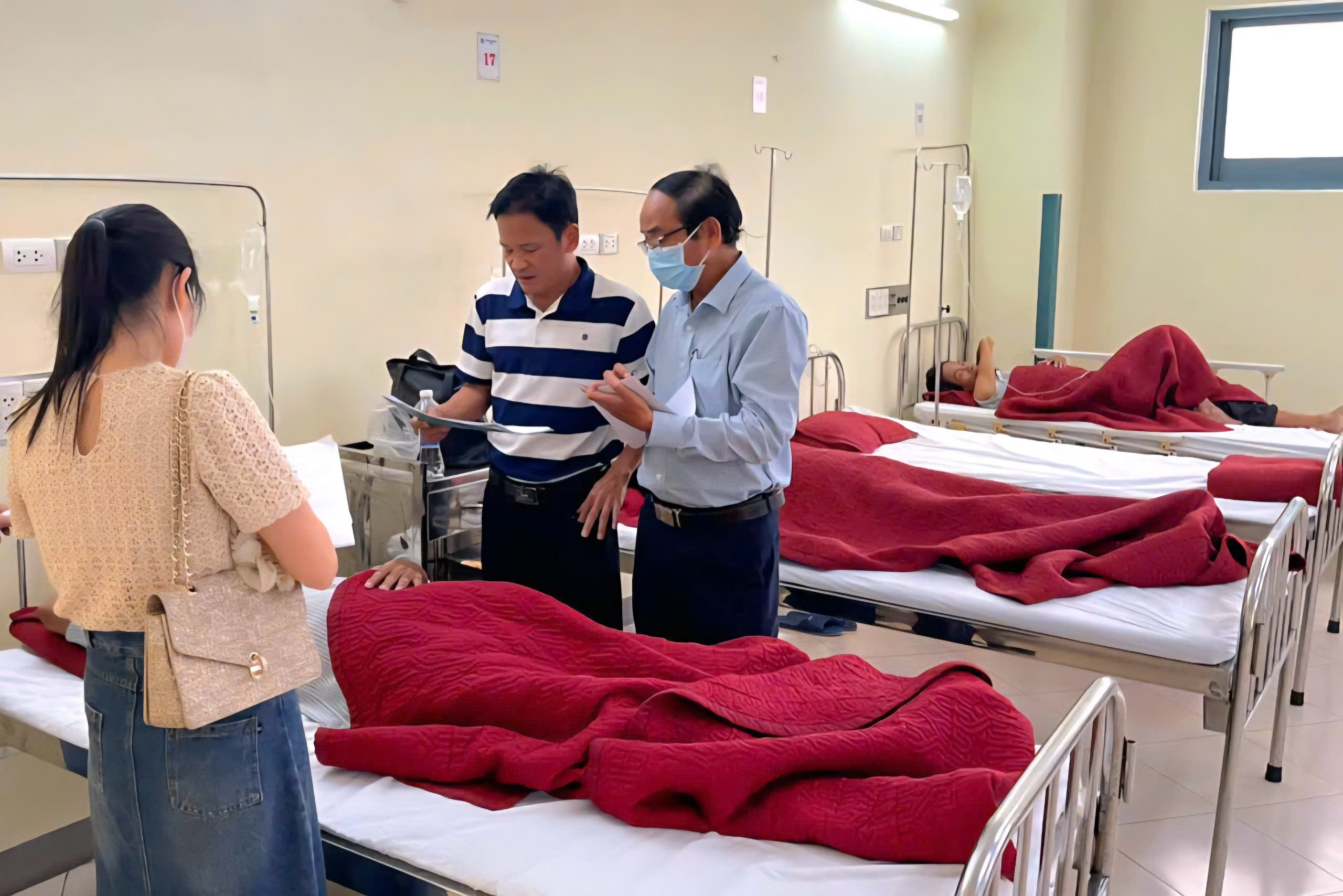 Khan truong lam ro vu nhieu nguoi nhap vien sau an gio o Hue hinh anh