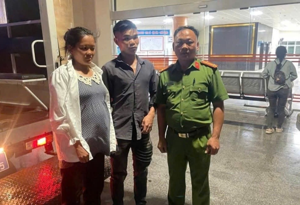 Trang dem mua bao cuu benh nhan hinh anh