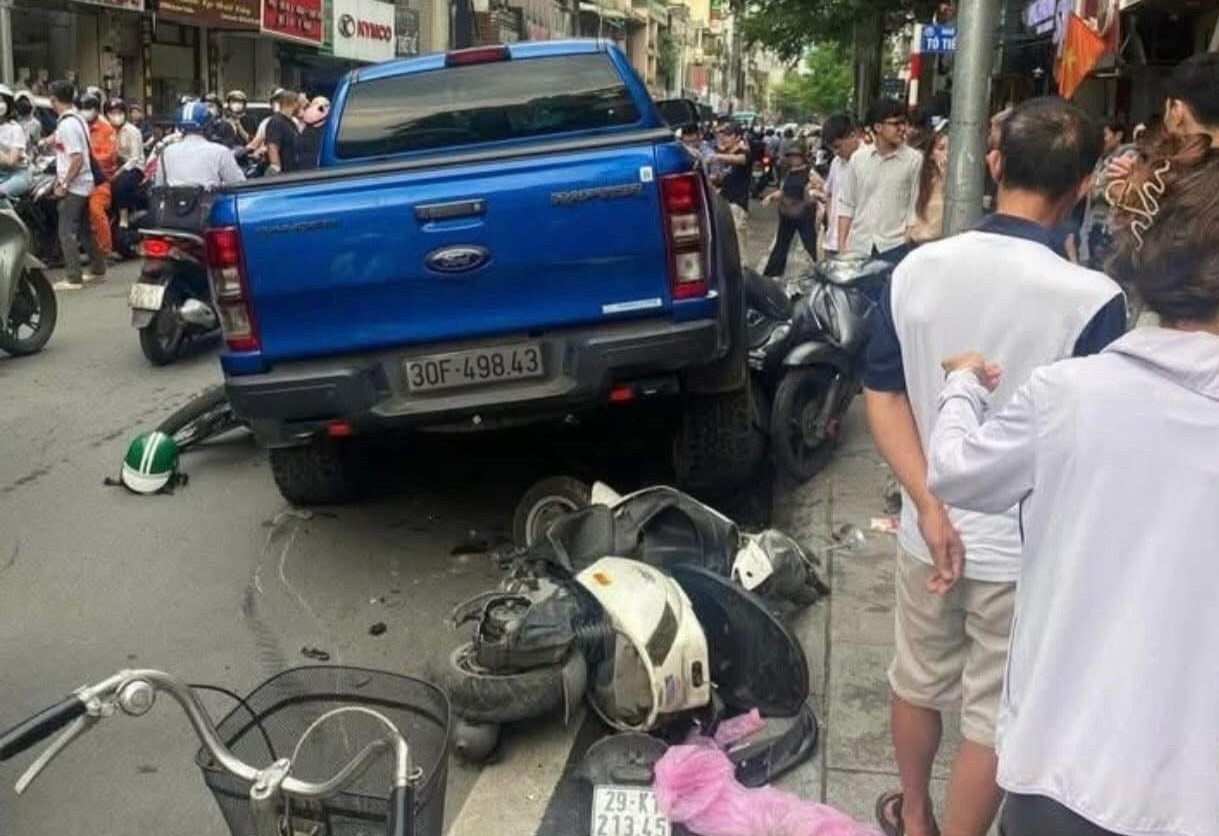 Tai nan lien hoan o Ha Noi, mot nguoi nguy kich hinh anh