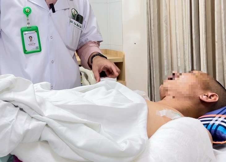 Dam vao dong sat thep, nguoi dan ong vo gan, thung ruot, suyt mat mang hinh anh