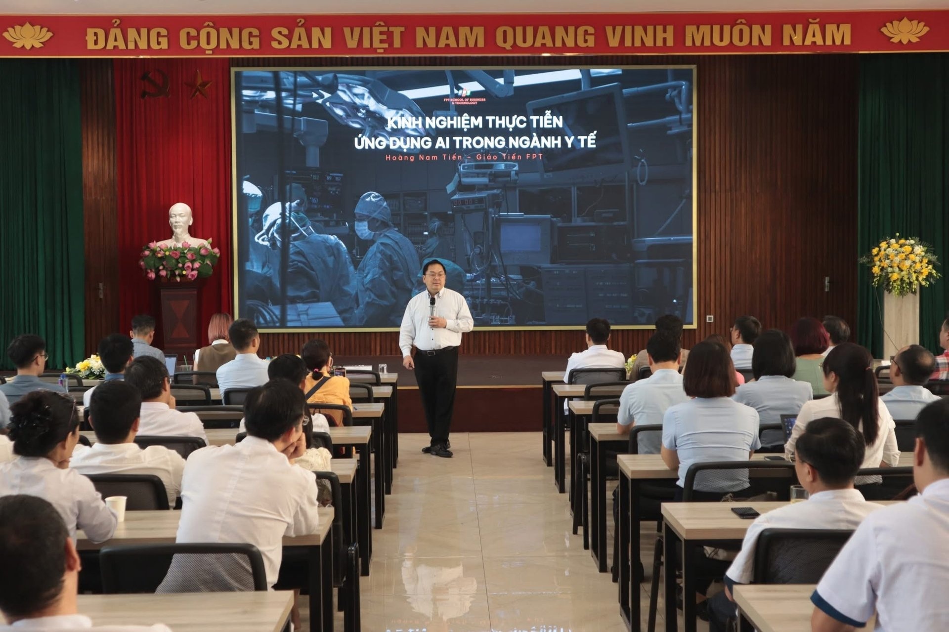 Buoi giang cuoi cung, ong Hoang Nam Tien phai dung lai vi met hinh anh