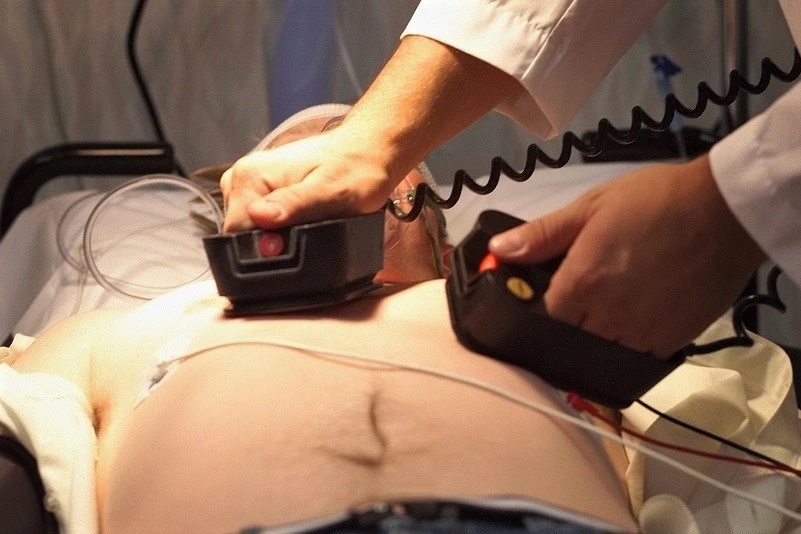 Chiec may 'nang chua den 5 kg' cuu nguoi dot tu o noi cong cong hinh anh