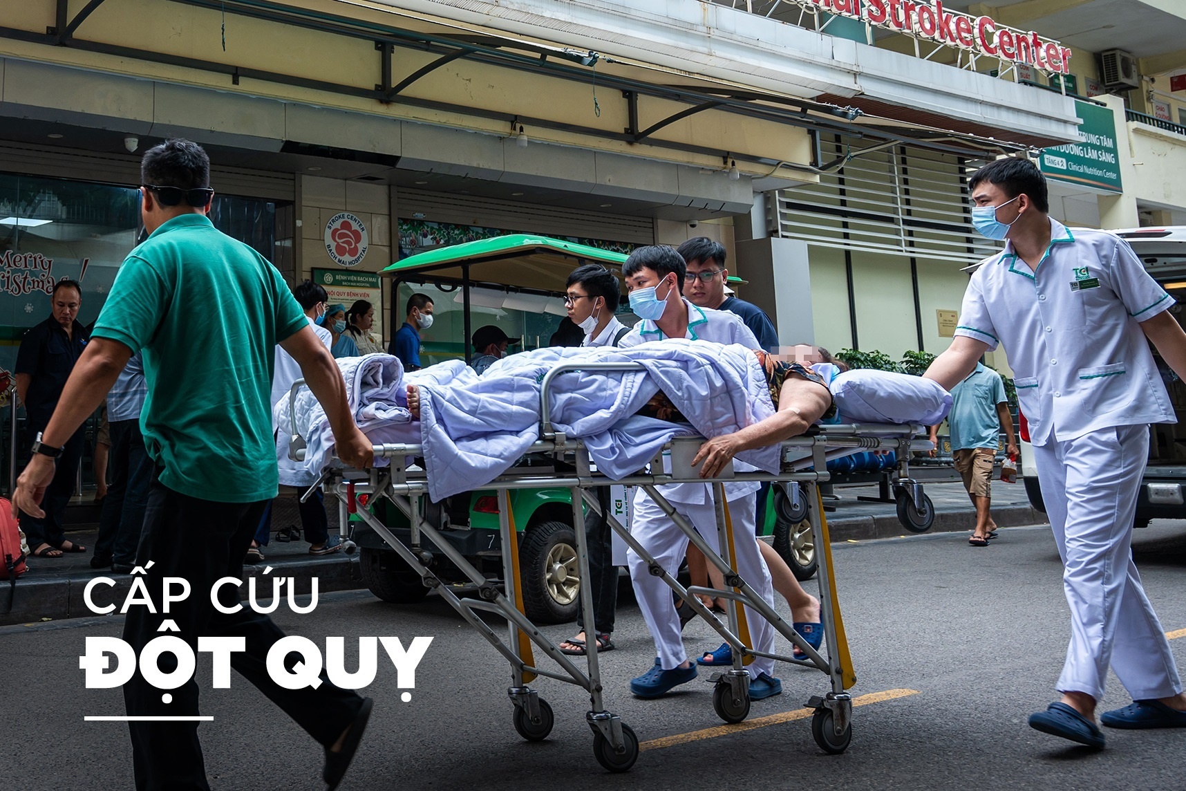 Gap gap tung giay trong phong cap cuu dot quy hinh anh