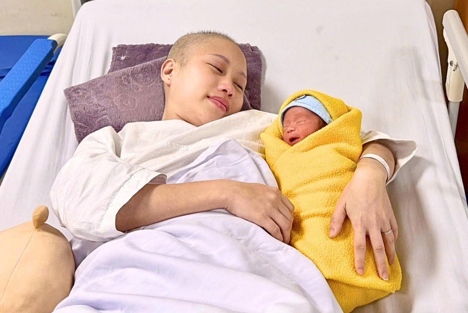 Be trai 1,9 kg chao doi tu me mac ung thu giai doan muon hinh anh