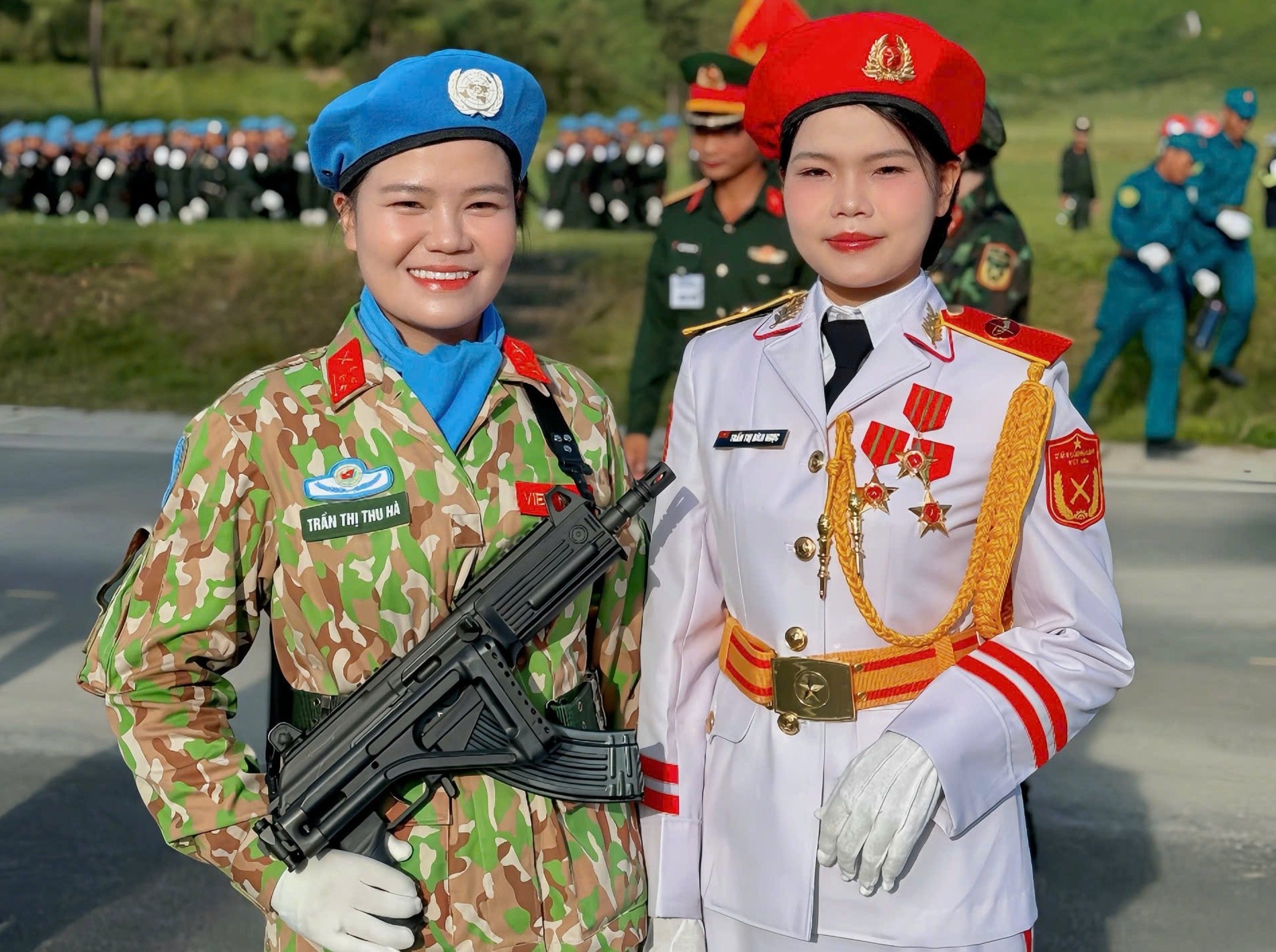 Hai chi em ruot cung khoac ao linh, tham gia dieu binh A80 hinh anh