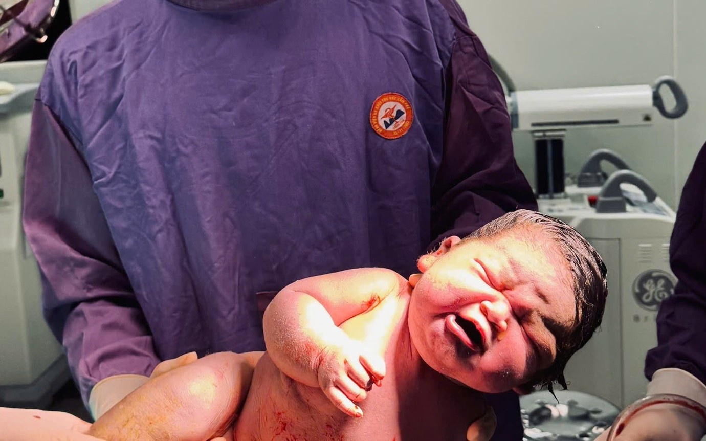 Be gai chao doi nang 6,2 kg hinh anh