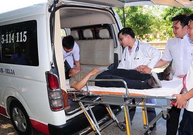Sa thai 2 nhan vien trong vu lai xe cuu thuong thu 21 trieu dong hinh anh