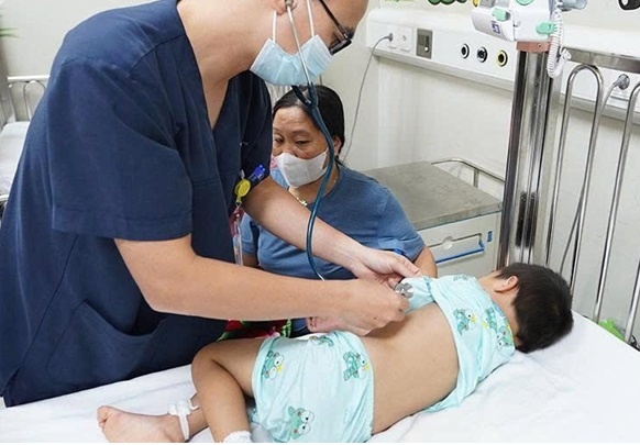 Bi ong dot hon 80 vet, be trai 3 tuoi tu vong hinh anh